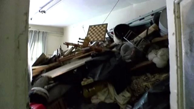 Mahalleyi Böcekler Basınca 20 Tonluk Çöp Ev Bulundu