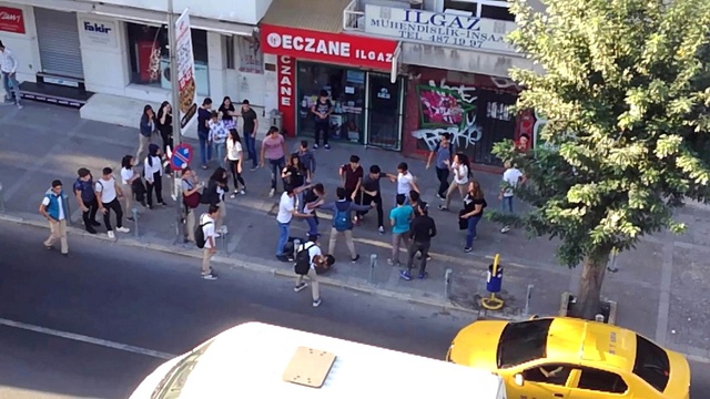 İzmir'de Liseli İki Grup Tekme, <a class='keyword-sd' href='/tokat/' title='Tokat'>Tokat</a> Birbirine Girdi