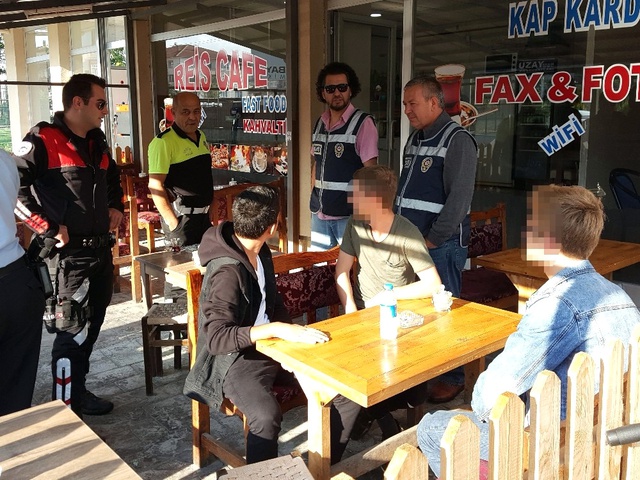 Polis, Okuldan Kaçan Öğrencileri Okullarına Teslim Etti
