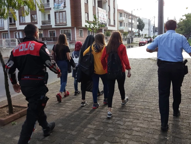 Polis, Okuldan Kaçan Öğrencileri Okullarına Teslim Etti