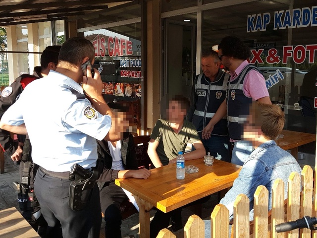 Polis, Okuldan Kaçan Öğrencileri Okullarına Teslim Etti