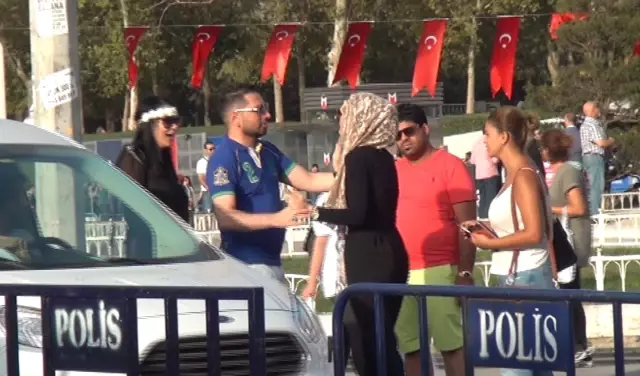 Taksim Meydanı'nda İki Arap Kadın Turist Arasında Kavga Çıktı