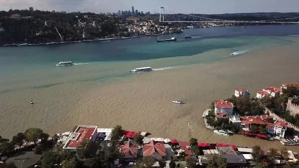 İstanbul Boğazı'ndaki Çamur Görüntüsünün Ardından Deprem Söylentisi Yayıldı