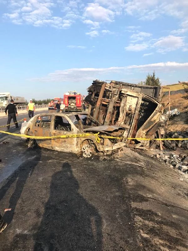 Facia! Karşı Şeride Geçen Kamyon, İki Aracın Üzerine Devrildi: 2 Kişi Yanarak Öldü