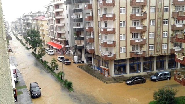 Artvin'de Sağanak Yağış Sele Dönüştü, Ev ve İş Yerlerini Su Bastı
