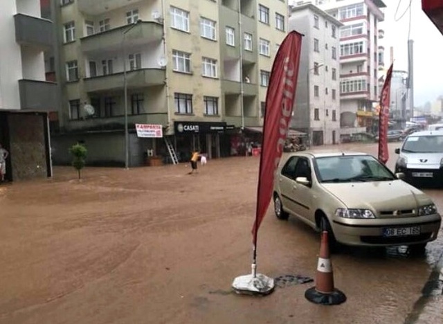 Artvin'de Sağanak Yağış Sele Dönüştü, Ev ve İş Yerlerini Su Bastı