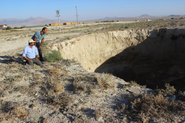 Konya'da Arazinin Çökmesiyle 20 Metre Derinliğinde Dev Obruk Oluştu