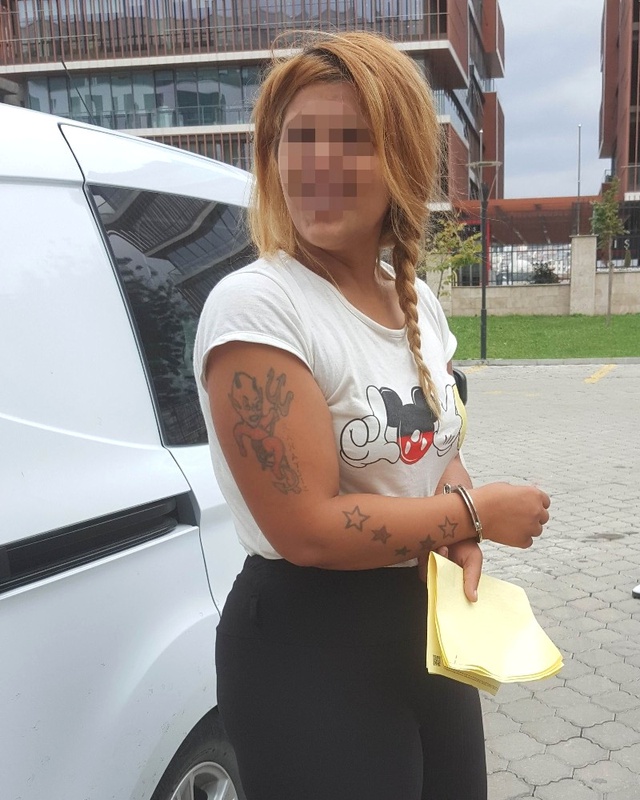 Sevgilisiyle Uyuşturucu Ticareti Yapan Genç Kız, Gazetecilere Poz Verdi