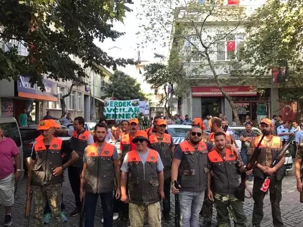 Erdek'te Tören Alanından Geçişi Yapılan Ölü Domuzlar, İlginç Görüntüler Oluşturdu