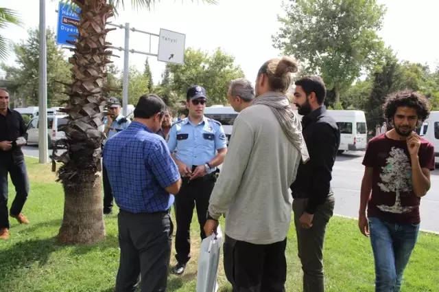 Diriliş Oyuncusu Sandıkları Gezgini, Önce Polise Şikayet Ettiler, Sonra Fotoğraf Çektirdiler