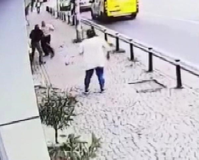 Ümraniye'de Sokak Ortasında Dehşet! Kavga Ettiği Hasmını Defalarca Bıçakladı!