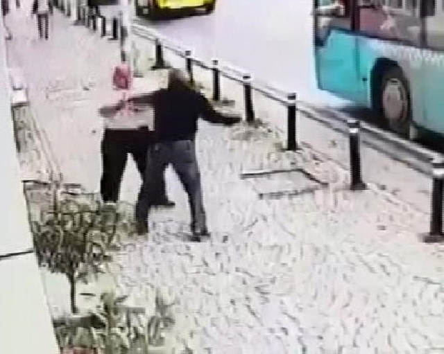 Ümraniye'de Sokak Ortasında Dehşet! Kavga Ettiği Hasmını Defalarca Bıçakladı!