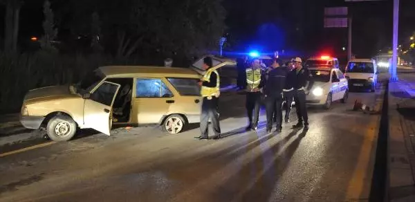 Çalıntı Araçla Kaza Yapan Sürücü, Yanındaki Kadını Bırakarak Kaçtı