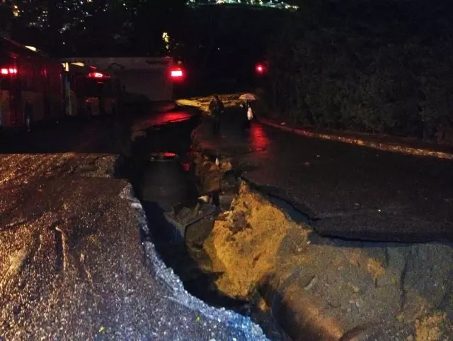Sarıyer'de Yağmur Sonrası Çöken Cadde Otomobili Yuttu