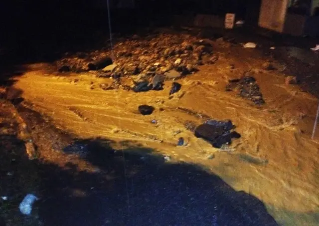 Sarıyer'de Yağmur Sonrası Çöken Cadde Otomobili Yuttu
