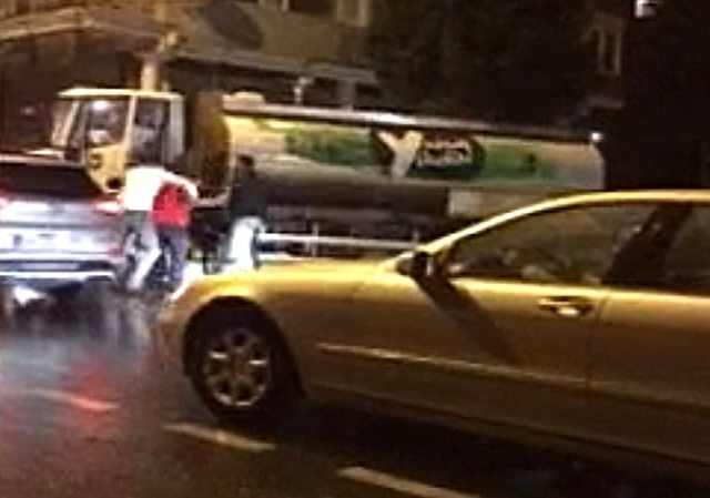 Lüks Cipli Şehir Eşkıyaları, Beyzbol Sopasıyla İşçiyi Dövdü! O Anlar Kamerada