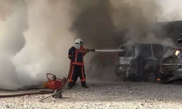 Ankara'da Park Halindeki 6 Araç Alev Alıp Yandı, Facianın Eşiğinden Dönüldü