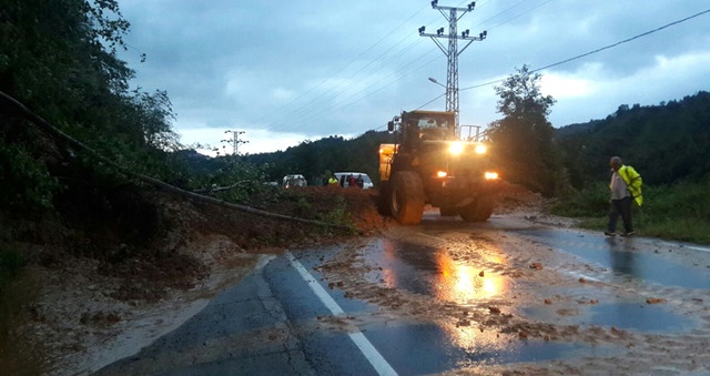 Rize'de Şiddetli Yağış, Heyelana Yol Açtı! Çamlıhemşin'de Okullar 1 Gün Süreyle Tatil