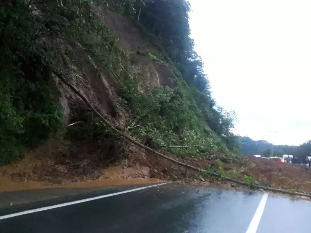 Rize'de Şiddetli Yağışın Ardından Bir Ev Çöktü: 1 Ölü, 1 Yaralı