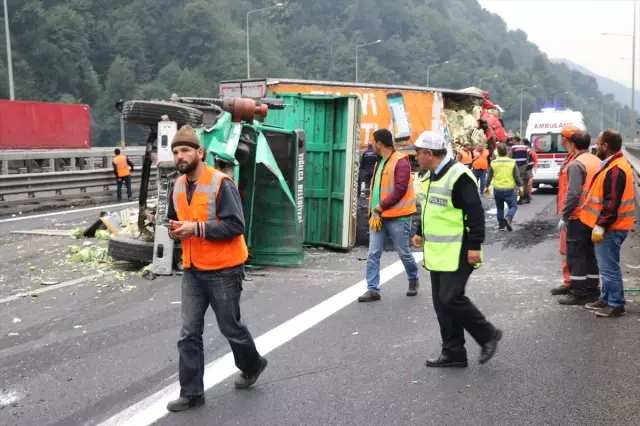 Bolu Dağı'nda Çarpışan TIR ile Kamyon Devrildi: 3 Yaralı