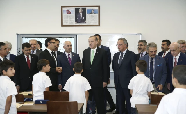 Erdoğan Mezun Olduğu Okulda 44 Yıl Sonra Öğrencilerle Kur'an Okudu