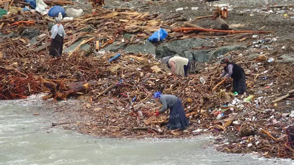 Rize'de Selin Sürüklediği Odunları Gören Vatandaşlar, Kışlık Yakacak Telaşına Düştü