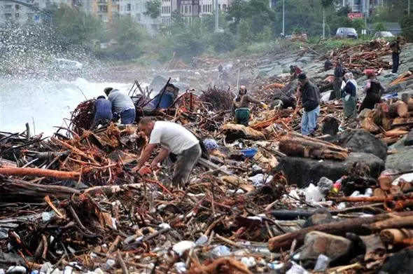 Rize'de Selin Sürüklediği Odunları Gören Vatandaşlar, Kışlık Yakacak Telaşına Düştü