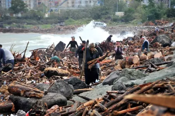 Rize'de Selin Sürüklediği Odunları Gören Vatandaşlar, Kışlık Yakacak Telaşına Düştü