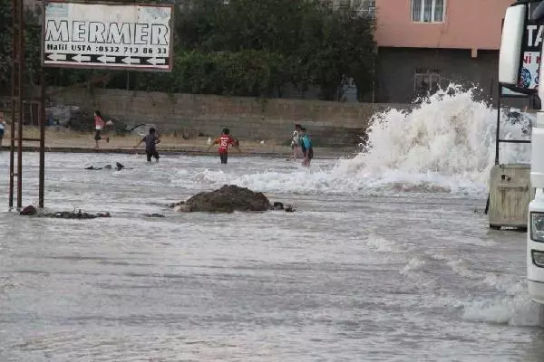 Mardin Nusaybin'de Su Borusu Patladı, İlçe Göle Döndü