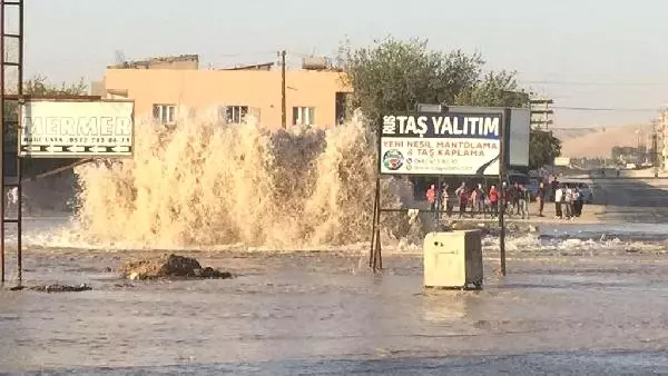 Mardin Nusaybin'de Su Borusu Patladı, İlçe Göle Döndü