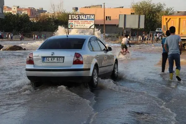 Mardin Nusaybin'de Su Borusu Patladı, İlçe Göle Döndü