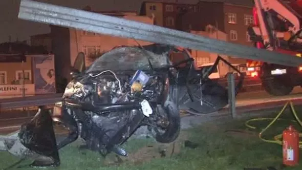 Bariyerlere Ok Gibi Saplanan ve Hurdaya Dönen Otomobilden Sağ Çıktılar