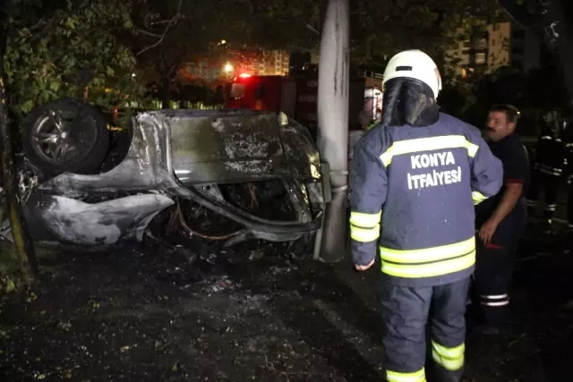 Elektrik Direğine Çarpan Araç Alev Alıp Patladı: 3'ü Yanarak Can Verdi