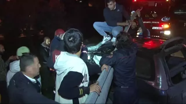Bariyerlere Ok Gibi Saplanan ve Hurdaya Dönen Otomobilden Sağ Çıktılar