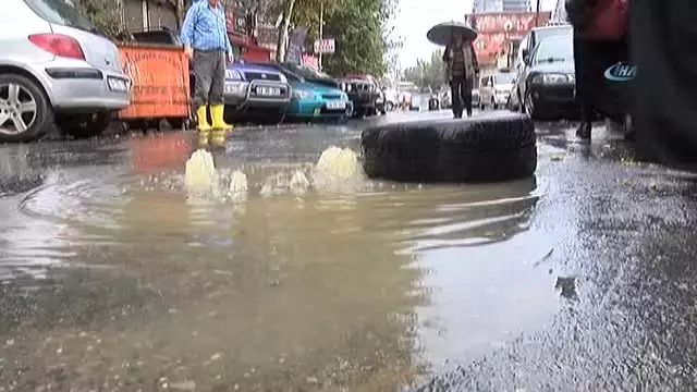 İstanbul'daki Yağmurdan Lağım Suları Taştı, Vatandaş İsyan Etti