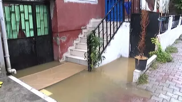 İstanbul'daki Yağmurdan Lağım Suları Taştı, Vatandaş İsyan Etti