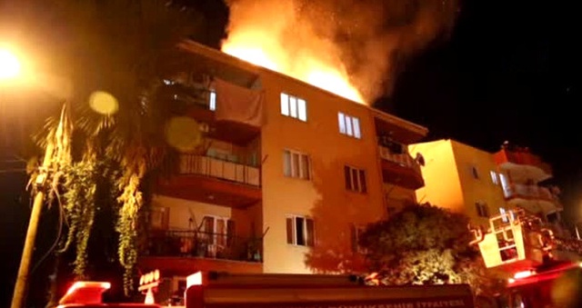 Apartmanın Çatısından Yükselen Alevler Geceyi Gündüze Çevirdi!