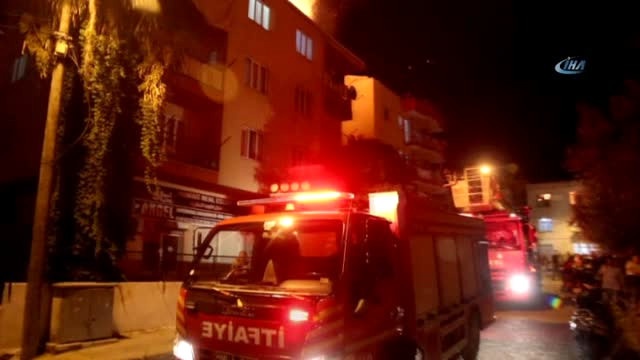 Apartmanın Çatısından Yükselen Alevler Geceyi Gündüze Çevirdi!