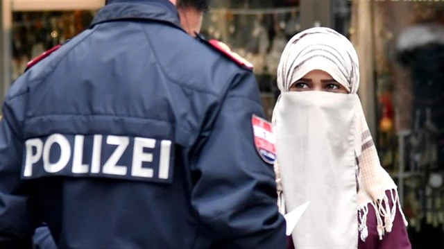 Avusturya'da 'Burka Yasağı' Yürürlükte! Polis, Sokaktaki Kadının Peçesini Çıkarttırdı