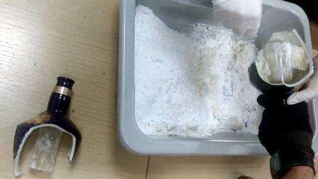 Şilili Kuryenin Valizindeki Viski Şişelerinden 1,5 Kilo Kokain Çıktı