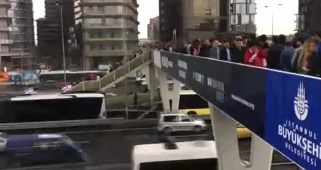 Yenibosna Metrobüs Durağında İnsan Seli! Vatandaşlar Zor Anlar Yaşadı