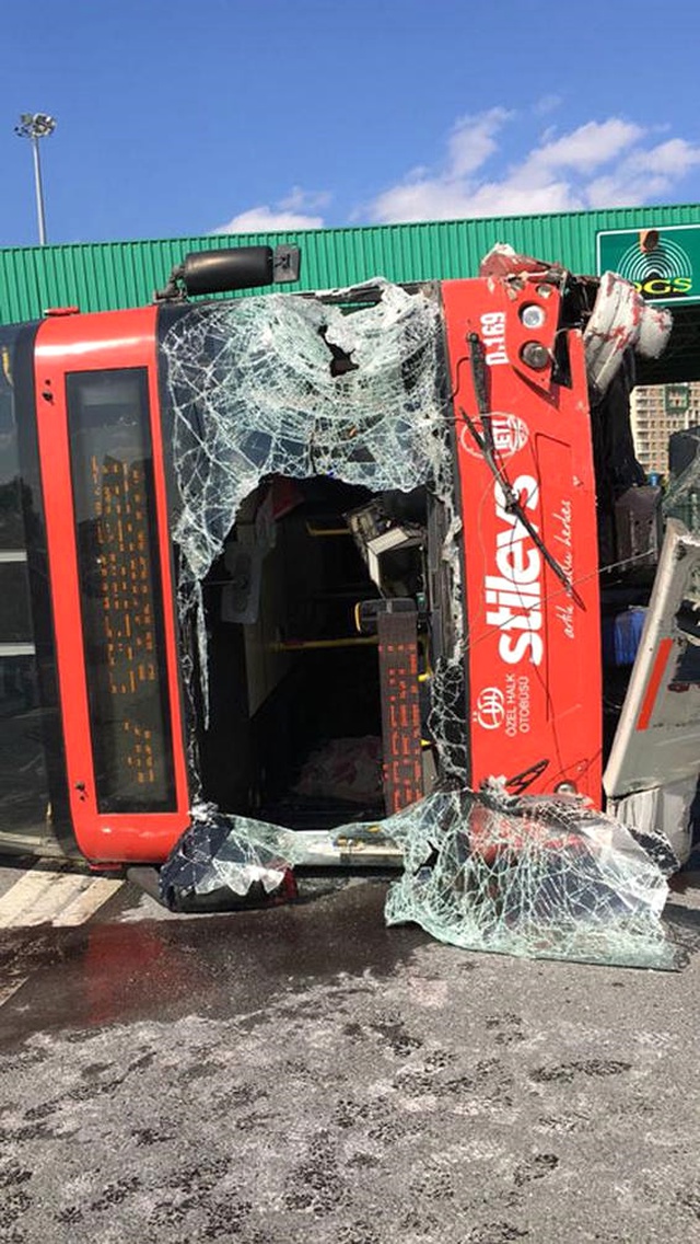 İstanbul'da 2 Katlı Halk Otobüsü Gişelere Çarpıp Devrildi: 12 Yaralı