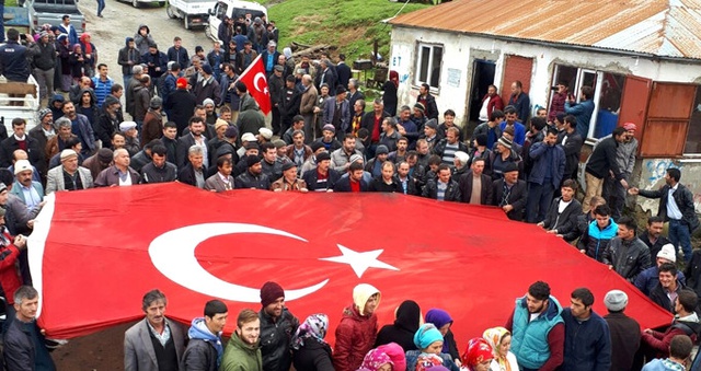 Yaylalara Kaçak Gecekondu Yaptılar, Yıkım Ekiplerine Bayrakla Direndiler
