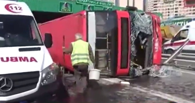 İstanbul'da 2 Katlı Halk Otobüsü Gişelere Çarpıp Devrildi: 12 Yaralı