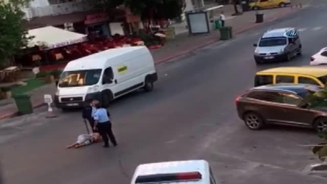 Polis Dehşeti Kamerada! Yerde Yatan Genç Kadını Acımasızca Tekmeleyip Copladı
