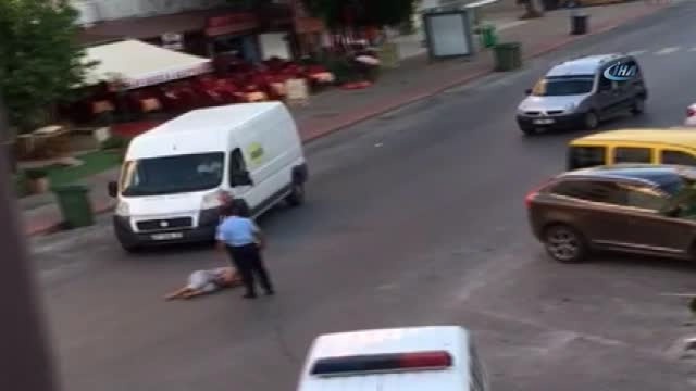 Polis Dehşeti Kamerada! Yerde Yatan Genç Kadını Acımasızca Tekmeleyip Copladı