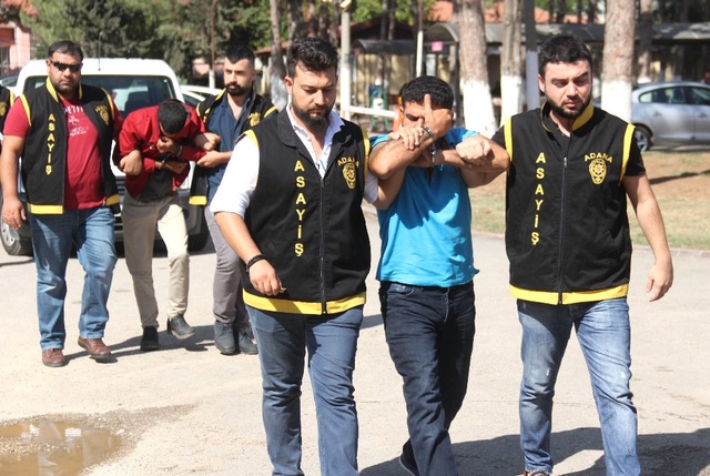 İş Yerini Soyan Şaşkın Hırsızlar, Kendilerini Tanımayıp Arkadaşlarını Teşhis Etti
