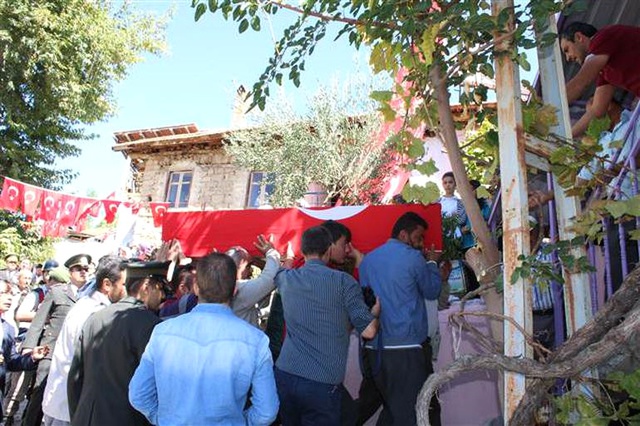 Şehit Uzman Onbaşı Kızılca'nın Cenazesi, Baba Ocağındaki Yatağına Son Kez Konuldu