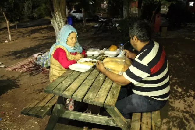 Kirayı Ödeyemeyince Sokağa Atılan Aile, Hastane Bahçesinde Yaşam Mücadelesi Veriyor