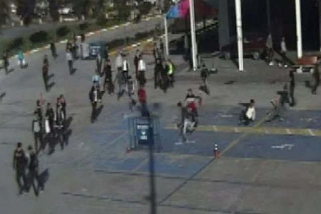 Okul Çıkışında Bekleyen Gençler ve Liseliler Bıçaklı Kavgaya Girişti: 3 Yaralı